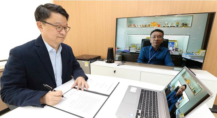 Kim Youngwoo, head of KT’s Global Business Office, is signing contract with Thailand’s 3BB TV Co. Ltd. President Subhoj Sunyabhisithkul through video conference to provide commercial IPTV (Internet Protocol TV) service to the Southeast Asian kingdom.
