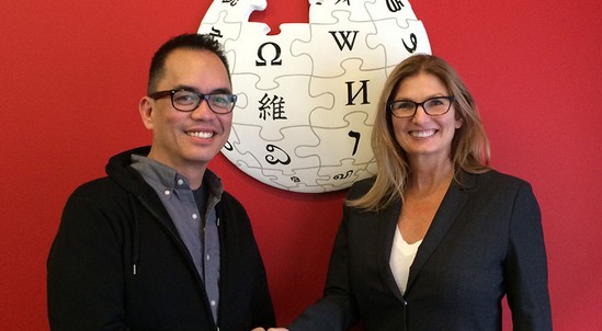 Jim Ayson, Senior Manager for Digital Services Innovation at Smart, formalizing the ‘Wikipedia Zero’ partnership with Carolynne Schloeder, head of global mobile partnerships at Wikimedia Foundation