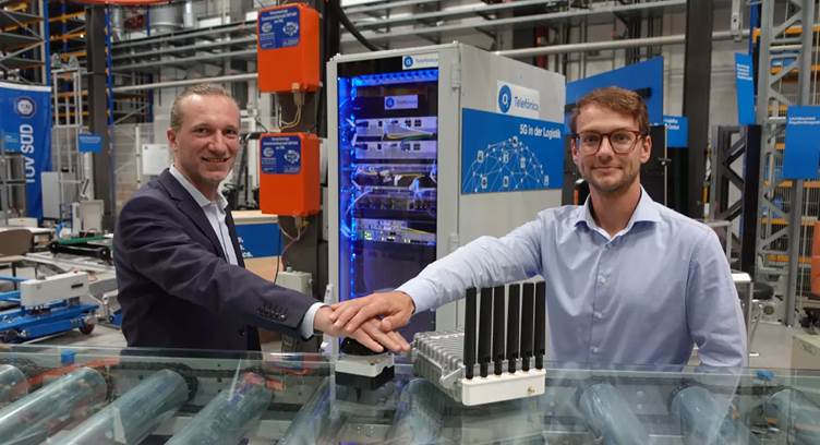 Frank Schmidt-Künzel from O2 Telefónica and Leonhard Feiner, team leader at TUM&#039;s Chair of Materials Handling Material Flow Logistics, put the 5G campus network into operation.