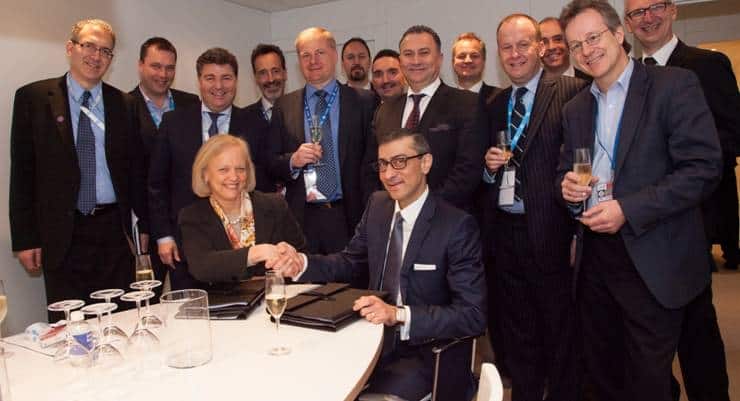 Nokia CEO Rajeev Suri and HP CEO Meg Whitman shake hands after the contract signature